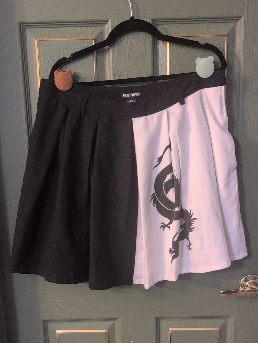 Hottopic black and white 90s Y2K dragon pleated skirt, size XL 1X